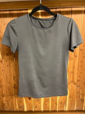 Classic Women’s Short Sleeve Crew Neck Top - Gray
